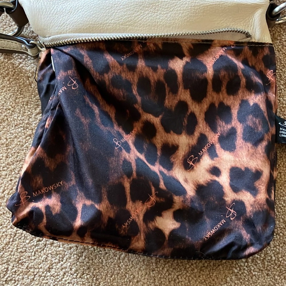 B MAKOWSKY CROSS BODY WITH ENCLOSED WALLET
CLAY AND CREAM COLOR
EX CONDITION - Picture 9 of 11